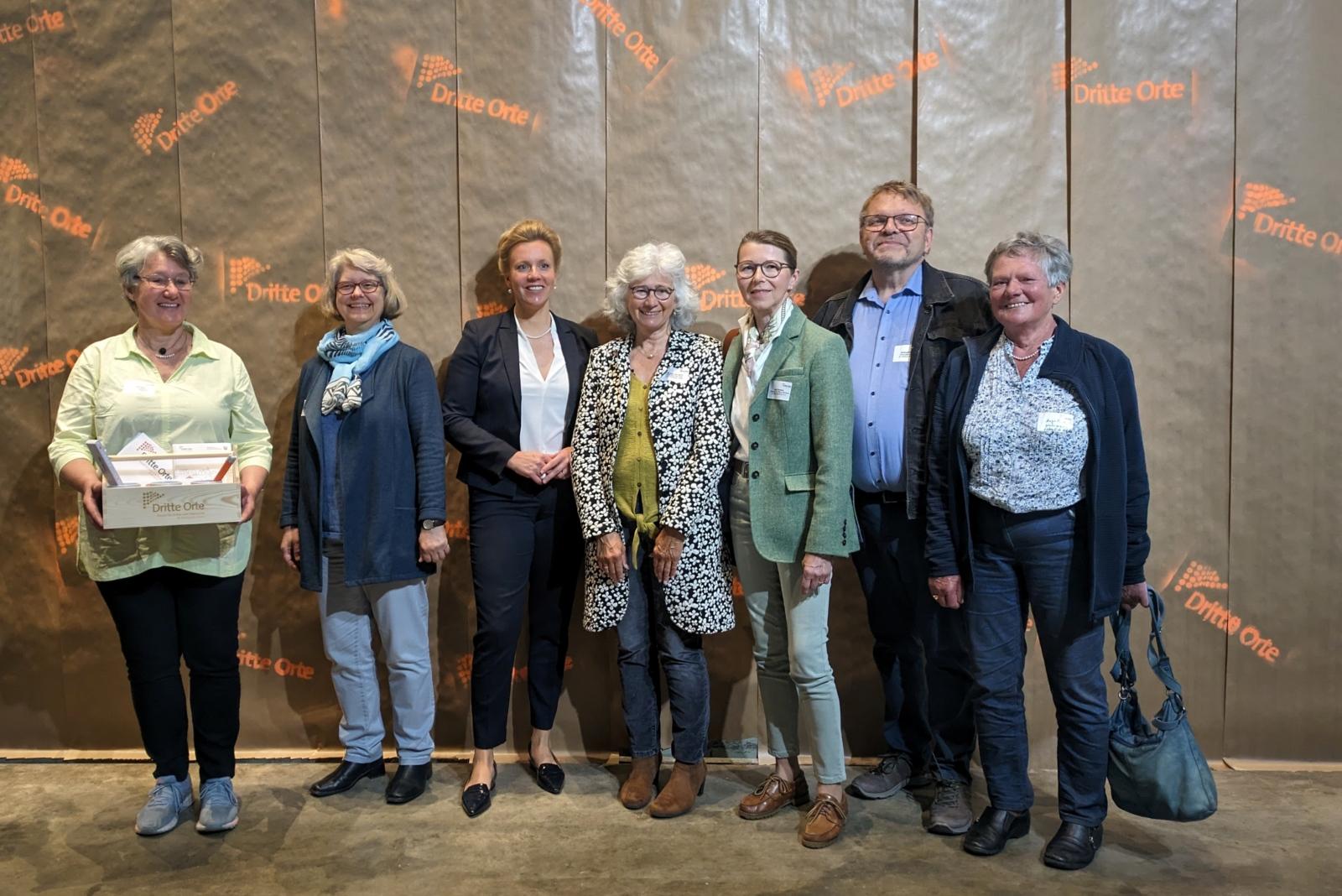 Ministerin Ina Brandes von der Landesregierung NRW begrüßte beim Auftakttreffen aller Projekte am 29. Mai auch die kleine Delegation aus Stommeln. Sie dankte sehr für die Initiative und wünschte viel Erfolg bei den weiteren Planungen und Umsetzungsüberlegungen. 