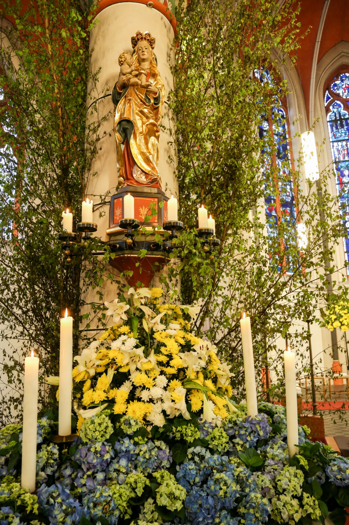 Foto: 21.5.2015
Mit Blumen und Birkenzweigen geschmückte Marienstatue bei der Maiandacht am 21. Mai 2015 in der Sankt Barbara Kirche in Bonn-Ippendorf.
